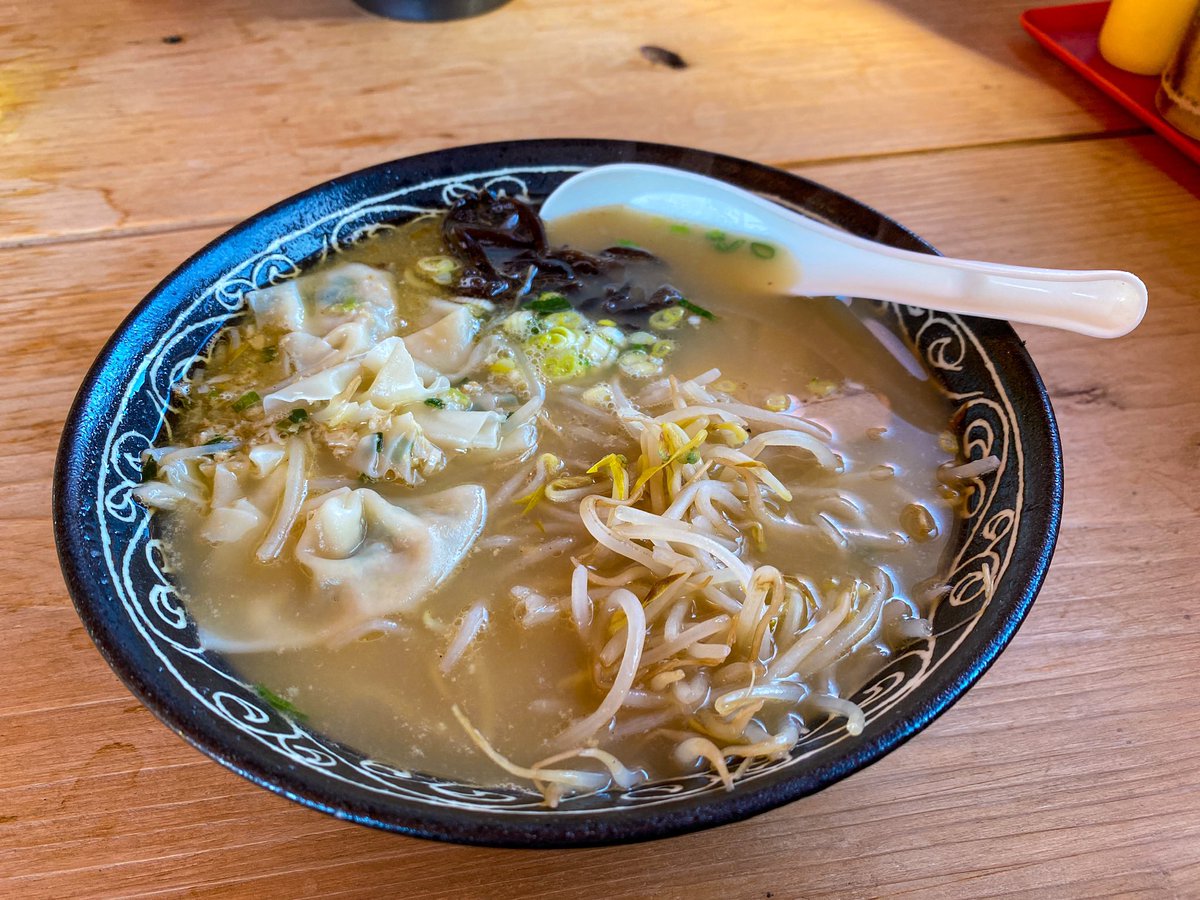 kyonsya's tweet photo. 今日は「ギョーザラーメン」を食べました。
ワンタンメンみたいで美味しかった😋😋😄😄

#味の千年鶴 
#ラーメン   #らーめん 
#出水ランチ https://t.co/nUb946smj1