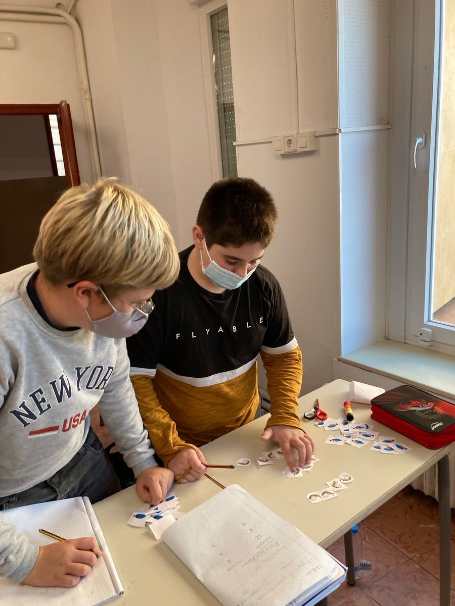 vedrunacent's tweet photo. Activitat manipulativa! Treballem amb l'ONMAT, vivim les matemàtiques i consolidem l'aprenentatge del màxim comú divisor! #2nESO #2ESOSSCC #vivencial #manipular #matematiques #onmat https://t.co/tKbv2frdiM