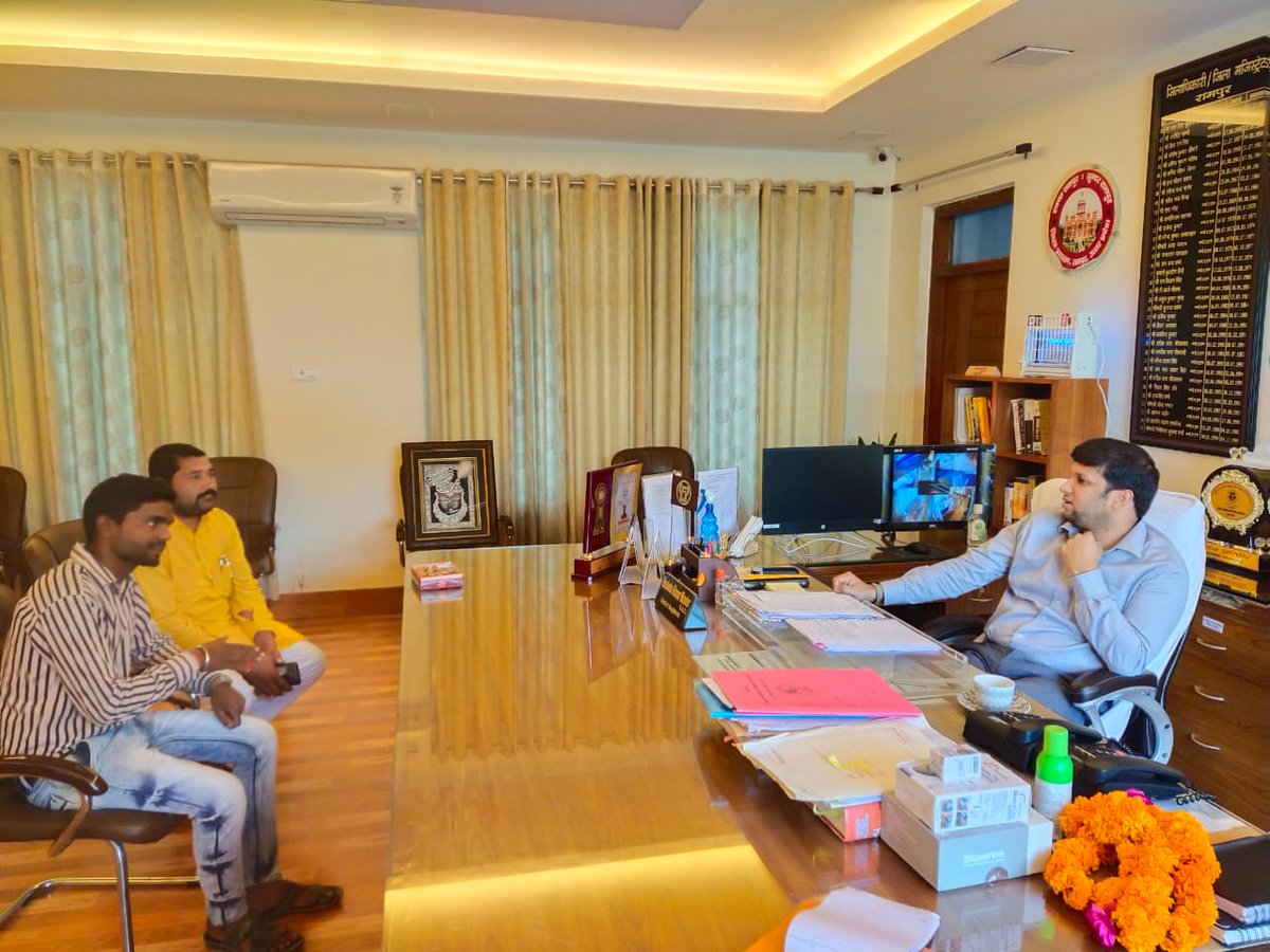 DeoRampur's tweet photo. कोसी की लहरों से सुरक्षित वापस आए अजयपाल की ख़ुशी का ठिकाना नही।
आज मिलकर बाढ़ की लहरों के बीच बीती रात से लेकर बाहर निकाले जाने तक की पूरी आपबीती सुनाई,प्रशासनिक कवायद के लिए धन्यवाद भी दिया।
निःसंदेह जीवन अमूल्य है।
प्रतिक्षण सत्कर्म और जरूरतमंद की मदद ही जीवन की सार्थकता है। https://t.co/sv4TVfg0Ec