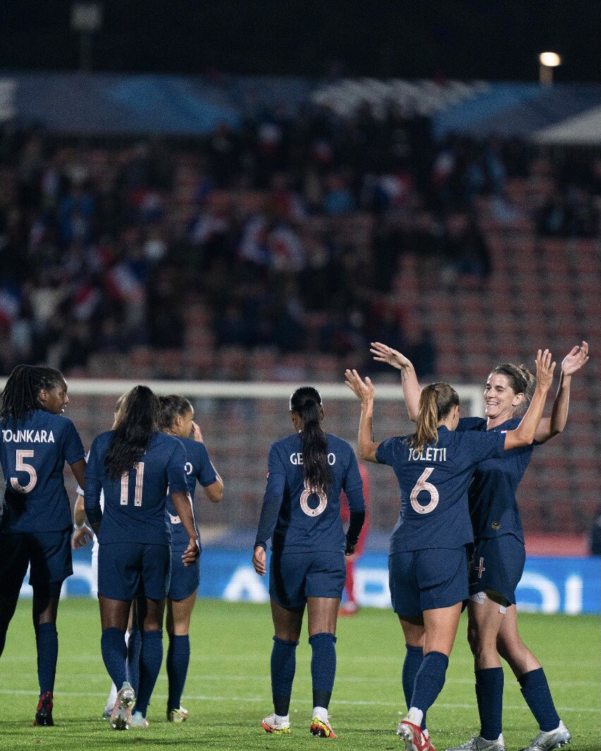 ChaBilbault's tweet photo. Pluie d’étoiles @equipedefrance ✨💙🤍❤️ #FRAEST
Bravo pour vos premières réalisations @Aissatou75 @SToletti 🙌🏼 https://t.co/gz3Ydt7Wfv