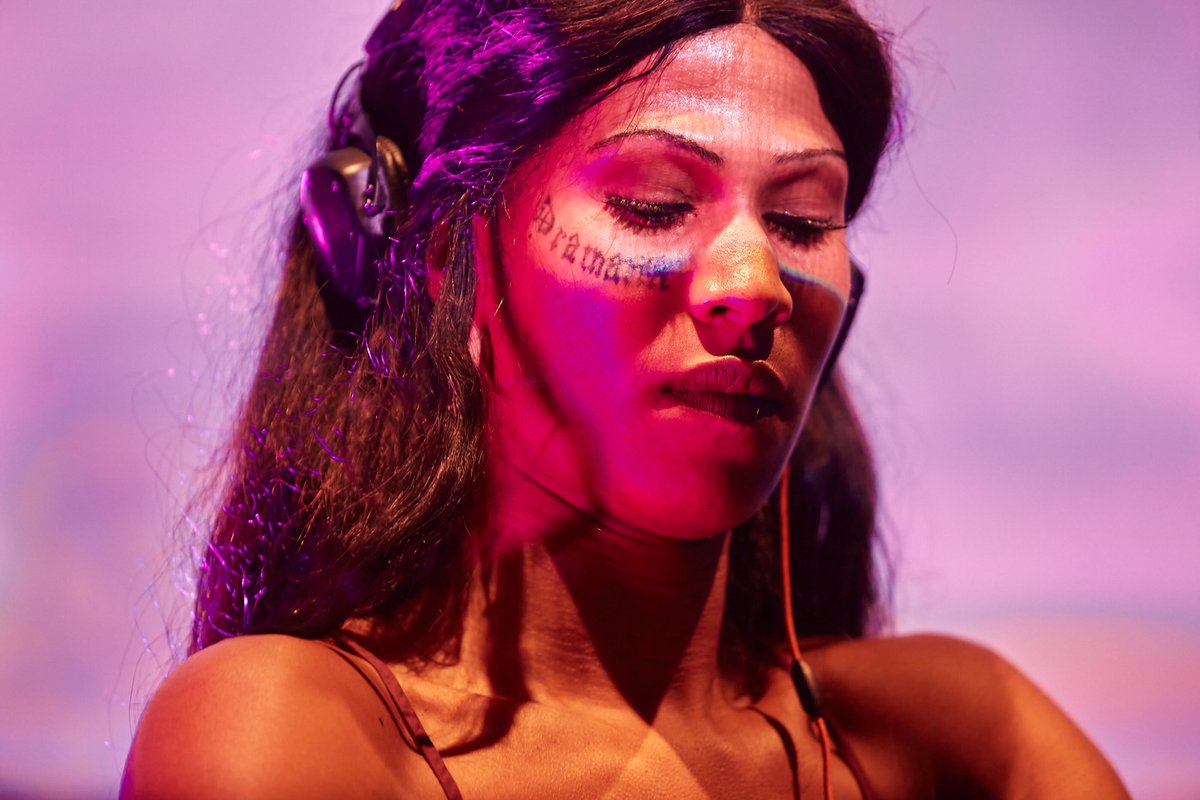 LaCasaEncendida's tweet photo. En su debut en España #Sabiwa inauguró el festival @shemakesnoise ,  Ziúr @ziurinhell + #SlimSoledad 🦋 protagonizaron la segunda jornada presentando nuevo trabajo 🔌⚡

Colaboran @GIMadrid @SON_EG https://t.co/8ATpDfy3sI