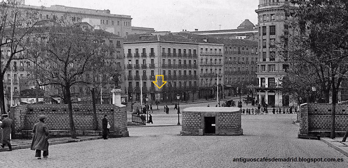 La Escuela de #Vallecas, movimiento de la vanguardia del 27, partió del Gran Café "Social" de Oriente, situado en la calle de #Atocha de #Madrid (que señala la flecha). Aquí os lo contamos todo ✍️antiguoscafesdemadrid.blogspot.com/2015/06/gran-c… ✍️. ☕️