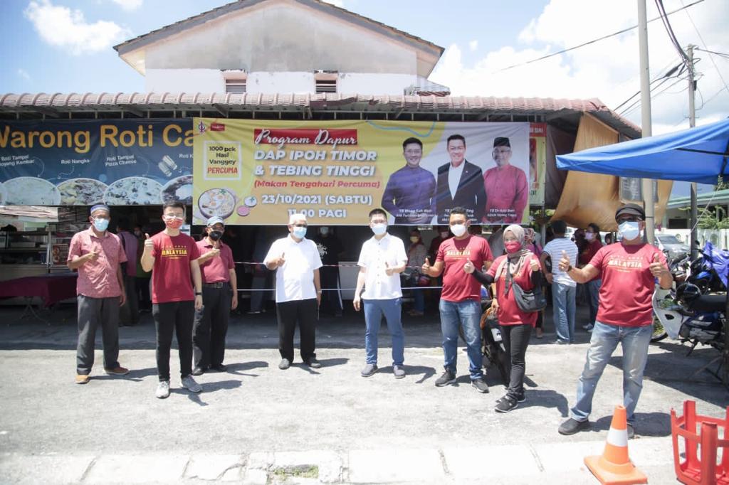 dapperak's tweet photo. Program DAPUR DAP Ipoh Timor - Tebing Tinggi di Taman Temara, Ipoh.

1000 packet Nasi Vanggey telah disediakan dan diedarkan kepada penduduk-penduduk setempat. 

Sambutan yg hangat!

DAP Demokratik Adil Peduli.

#IpohTimor
#TebingTinggi https://t.co/Az9mIFNiyr