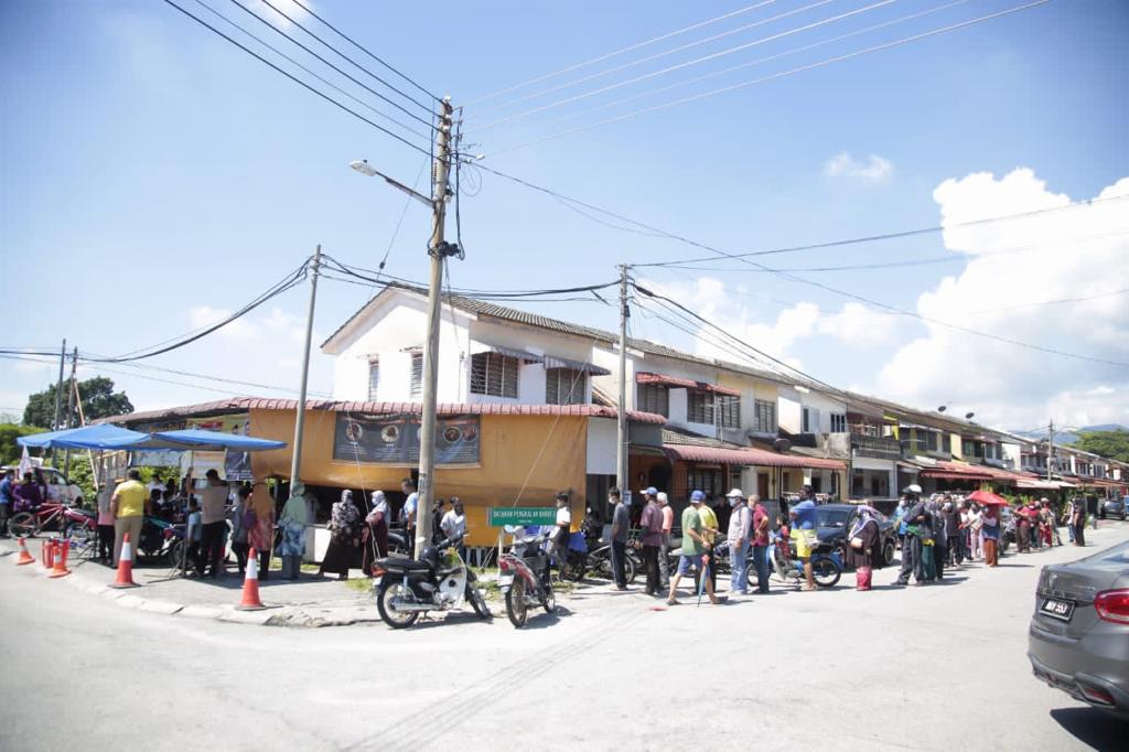 dapperak's tweet photo. Program DAPUR DAP Ipoh Timor - Tebing Tinggi di Taman Temara, Ipoh.

1000 packet Nasi Vanggey telah disediakan dan diedarkan kepada penduduk-penduduk setempat. 

Sambutan yg hangat!

DAP Demokratik Adil Peduli.

#IpohTimor
#TebingTinggi https://t.co/Az9mIFNiyr