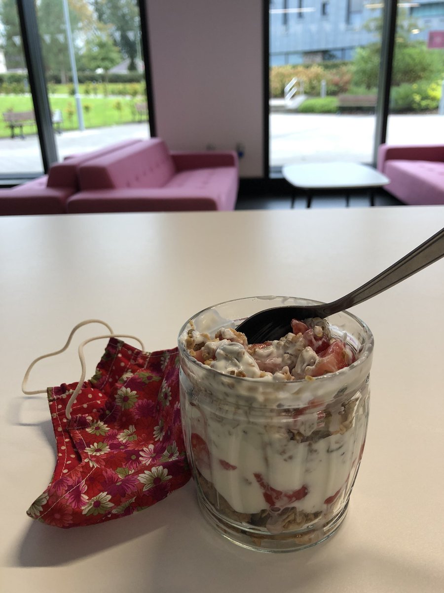 carys_ifan's tweet photo. Gweithio ar fore Sadwrn ddim yn wael i gyd 😉🙌 Diolch @lisaannefearn @ysiedHQ #granola #yregin #sinemasadwrn https://t.co/sODIx75CJN