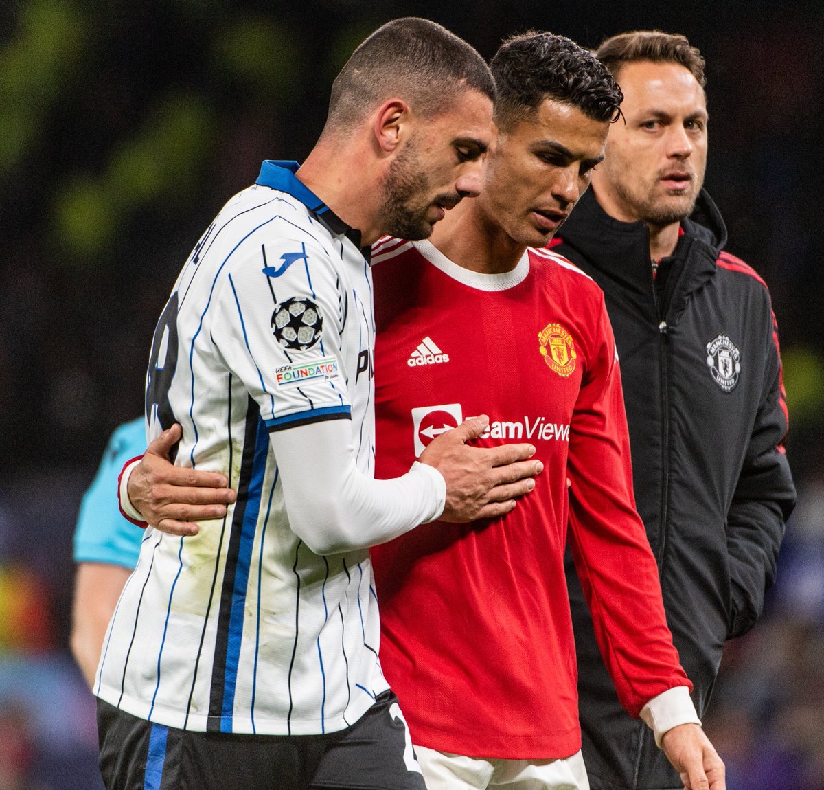 CRonaldoNews's tweet photo. “Thank God we leave Juventus..” 

🤝 https://t.co/Iep8cSm6WN