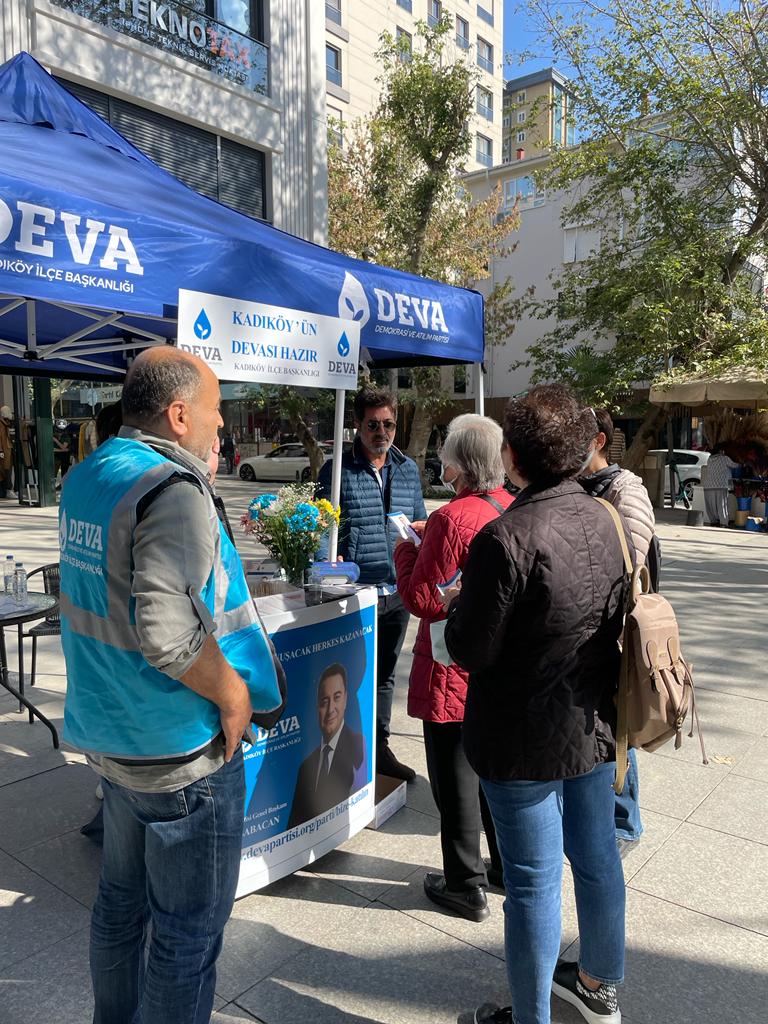 devakadikoy's tweet photo. Güzel ülkemizin tüm insanlarına hakettikleri en iyi yönetimi hep birlikte sağlamak için, Deva Kadıköy olarak Bağdat caddesinde saha çalışmalarında halkımızla birlikteyiz...
@alibabacan
@drerhanerol
#Devapartisi
#devakadikoy https://t.co/7LtsM25o8q