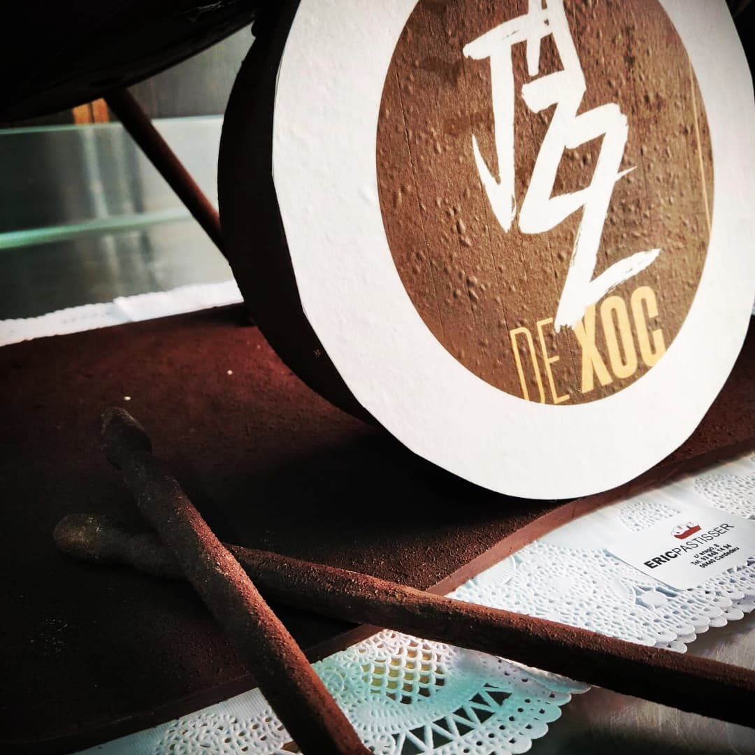 Reconeixeu l'instrument representat  a la mona d'@ericpastisser que sortejarem durant els concerts del cicle #JAZZ DE XOC?? Avui i demà últims #concerts del cicle emmarcat en el 50 aniversari de les #Nitsambjazz a #Cardedeu. 
Ja teniu entrades?? asmuca.com/jazz-de-xoc/