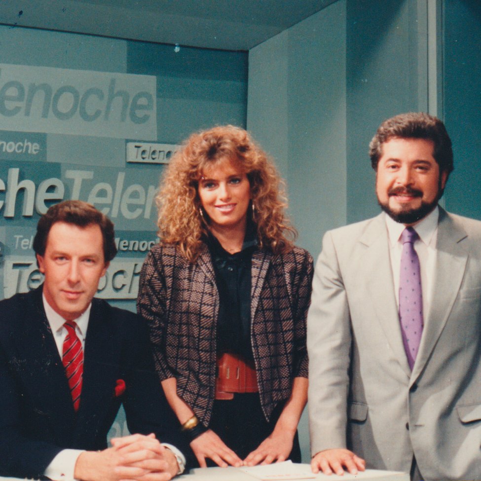 Quatromanos_uy's tweet photo. ✍️ En este #DíaDelPeriodista saludamos a quienes se dedican a esta profesión, en especial a nuestros colaboradores que tuvieron un paso por los medios antes de sumarse al #TeamQM 💪
Nuestra directora Silvina en sus comienzos como periodista en @TelenocheUy de @Canal4_UY 👇 https://t.co/mbkYxpZ2Ov