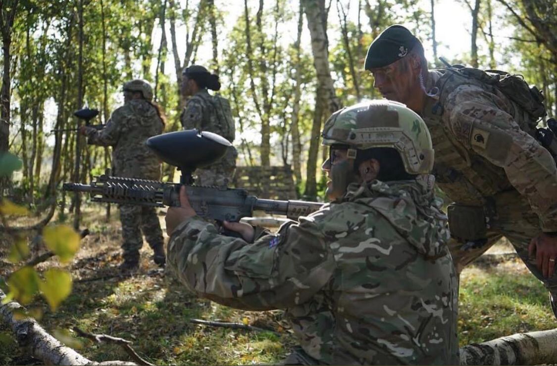 khidmat_centres's tweet image. Thanks to @WeAre_IWF @EditorASNews for giving our women the opportunity this week to learn about life in the army and also for them to challenge themselves &amp;amp; build resilience. They had incredible fun meeting new women from @WeAre_IWF @OnnaJuJitsuClub @womenzonebfd #armychallenge