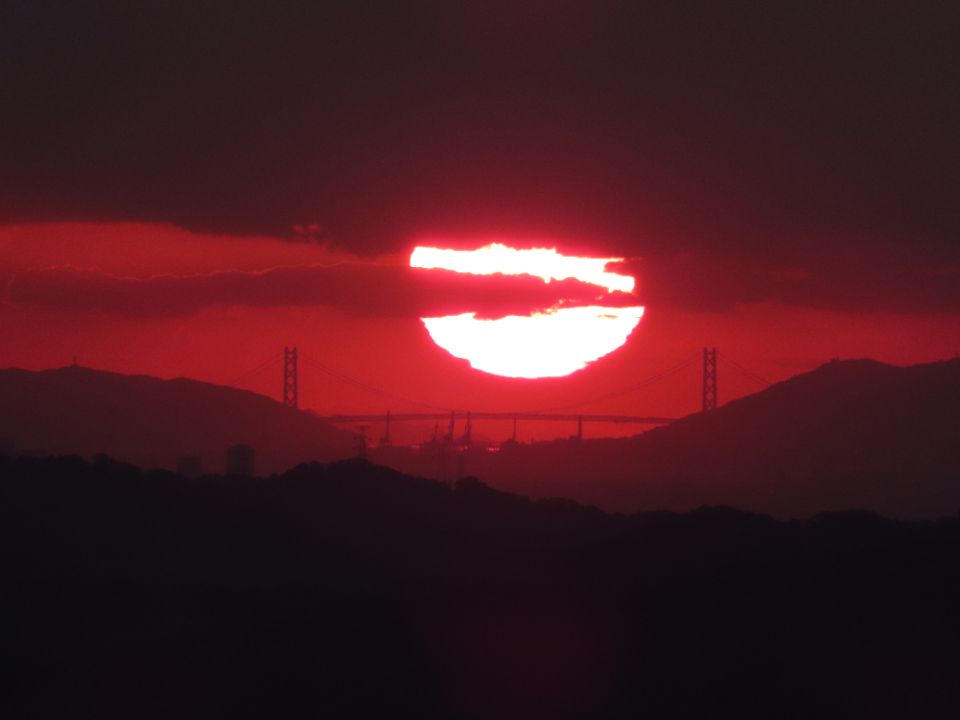 京都府木津川市三上山から。80km先の明石海峡に夕陽が沈みました。2021年10月23日。