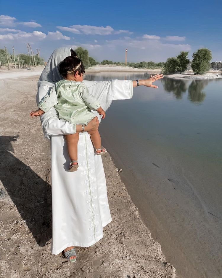 إمّا أن تكوني سيدة المكان والزمان في حياة أحدهم أو لا تقبلي أن تكوني مجرّد أُنثى لإكمال الفراغ"❤.

 #مجرد_شعور