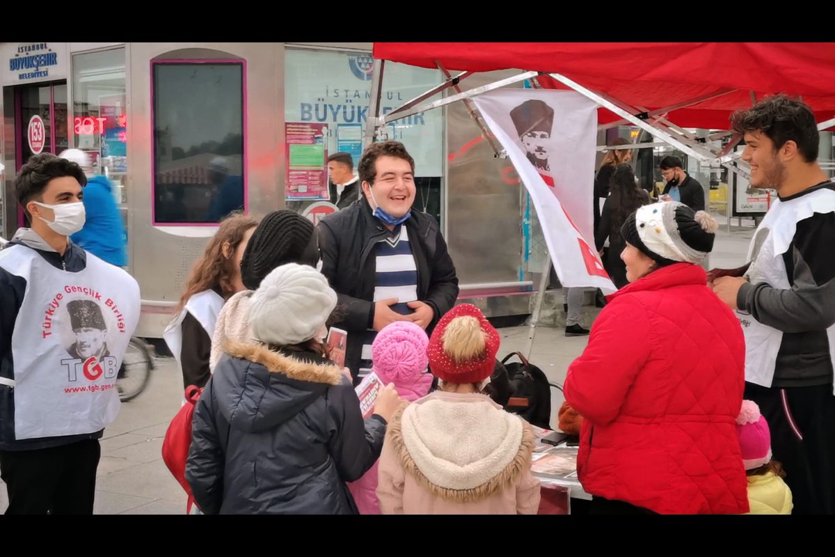 📸 Türkiye'nin aydınlık yarınları Atatürk gençliğinin yüzlerini yansımaktadır.

Hiç bitmeyecek kavganın, uzun yolun yolcusuyuz. Olmazları olduran tarihsel mirasımızla tüm işlerin altına gülümseyerek gireriz.