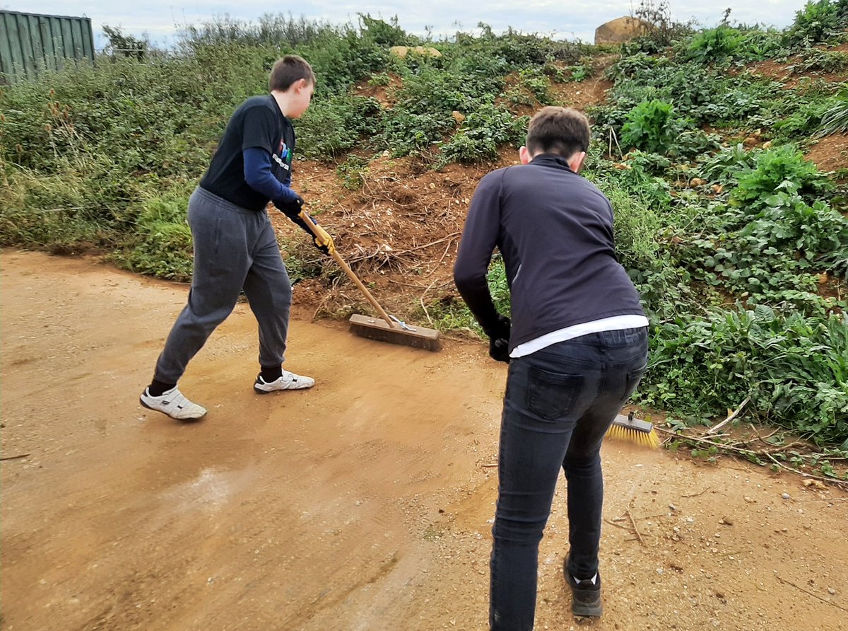KentPoliceDover's tweet photo. #Dovervpc #heritageteam working hard at #capelbattery today with #youthengagementofficer Mark Ball @NationalVPC @HeritageCrime https://t.co/2FrOD7jTqG