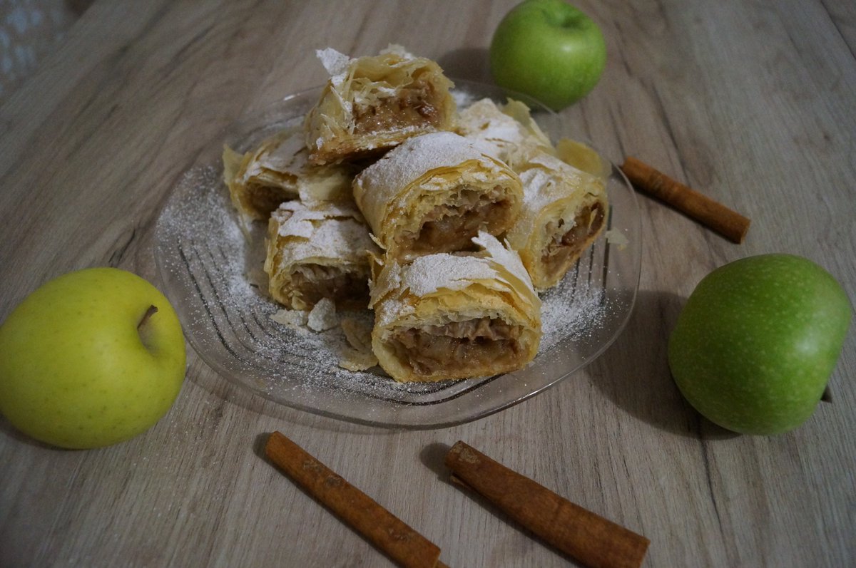 This apple pie is very delicious and easy to make! Take a peek how I do it:
youtu.be/IPEgYd_0YZs