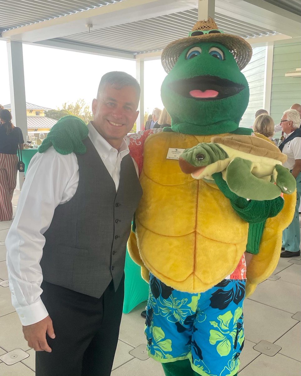 SCUBA_tales's tweet photo. Spent the past two evenings @LoggerheadMC for the #GoBlueAwards 

@kylevanhoutan Lynn and the rest of the team and of course @SylviaEarle know how to put together a first-class event. 

I was honored to have been named a finalist.  Congrats to all, especially those who won! https://t.co/KVUFVRNRqg