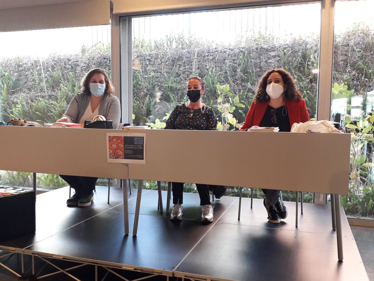 OscarNegredo's tweet photo. En la presentacion del libro '¿Qué le dice la liebre al soldadito de plomo? #premiosAMMI2021 en el acto organizado por @SendinMarques https://t.co/Knxw81SRqv