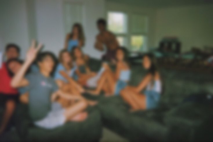 H0UISWEATHER's tweet photo. rumours - au larry

Quando esse grupo de adolescentes resolveu passar o verão juntos, o combinado era apenas um: o que acontece no verão fica no verão. Isso até as aulas voltarem e uma conta anônima fazer questão de revelar seus segredos mais bem guardados. https://t.co/gKEJvQcM0h