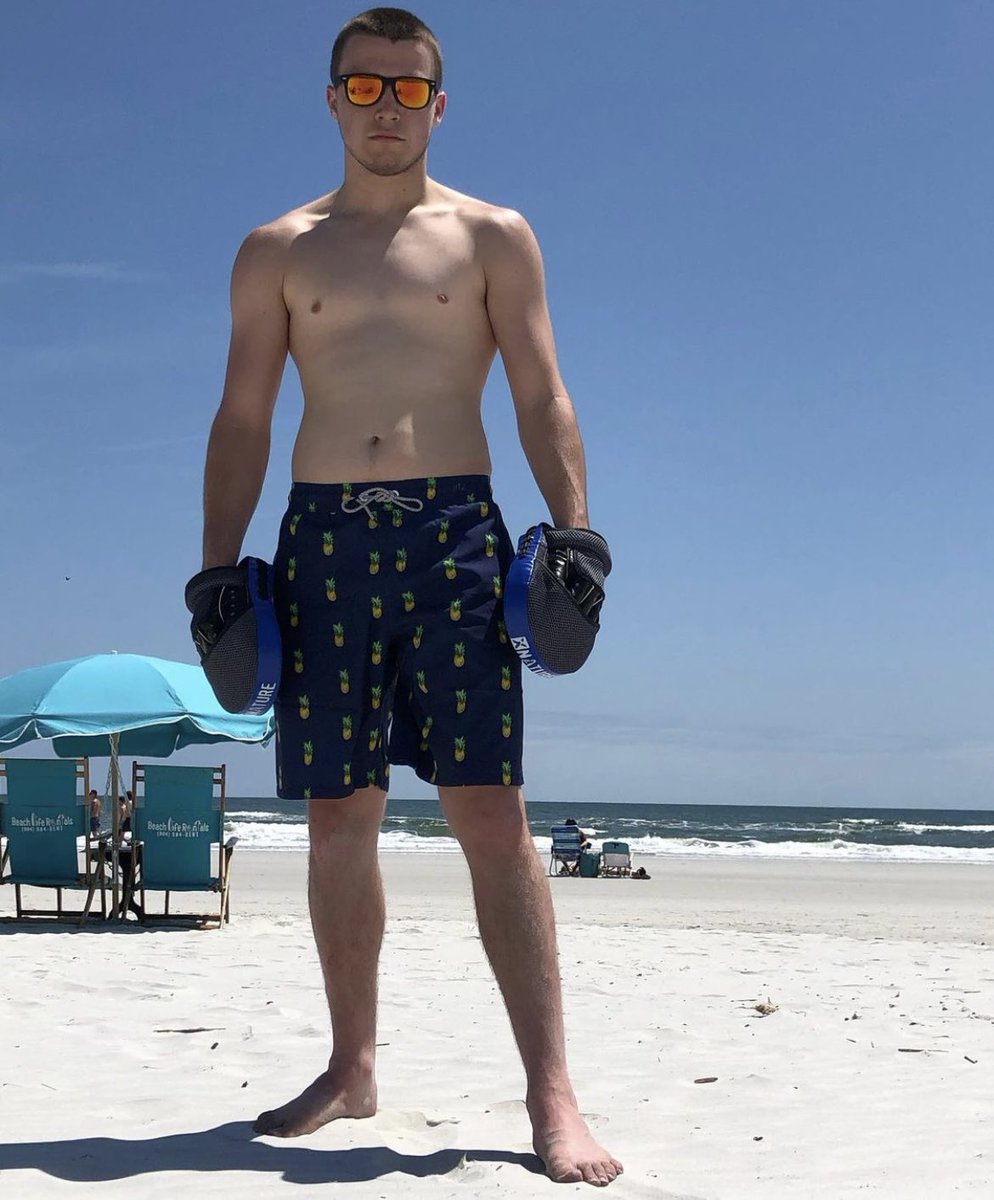 BlakeCombat's tweet image. Lost passion for watching every live event for a while because I trained full time this whole year. Been getting the itch to get my account going again and mingle with old friends so I’m back for this weekend. Fight news soon hopefully👊⚒