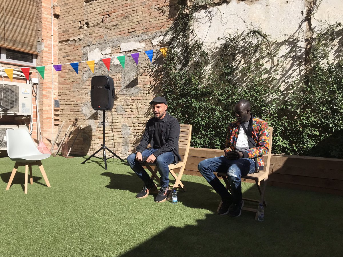 OmniumPenedes's tweet photo. Escoltant al amics del @sindicatomanter amb les esgarrifoses històries de persecució, dificultats i racisme. 
Gràcies a @Aquells_nois per aquest sessió d’aprenentatge!
@omnium #racisme #manters #senegal #vendaambulant https://t.co/K61g38Ncvv
