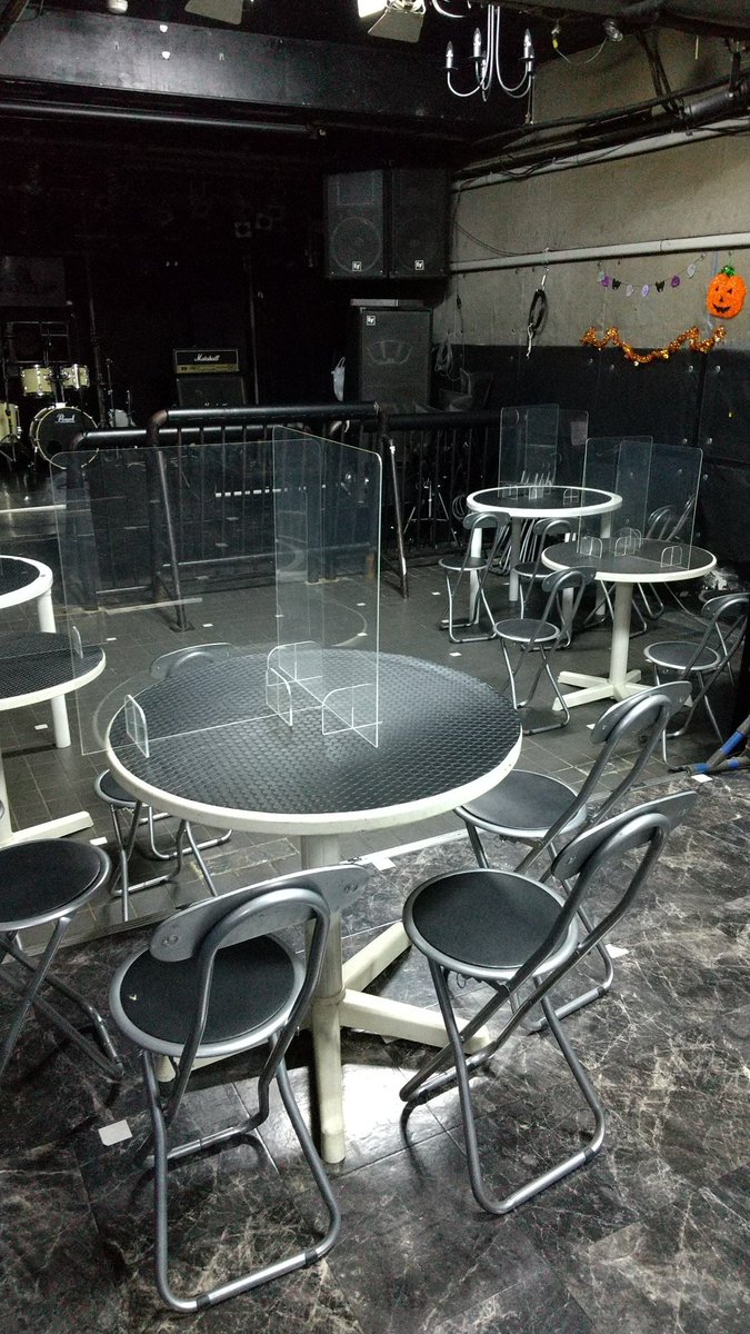 urawanarciss's tweet photo. 今日はテーブルとイスありのイベントでした
イスがあっても2mあいてるので最前で立ってライブ参戦も大丈夫🙆
制限ももうすぐ緩和されるのでお酒🍺も音楽🎤も楽しんでもらえたら嬉しいです😊
パーティーでのご利用も出来ますので是非、お問合せくださ～い🥰 https://t.co/c9ldZSK04q
