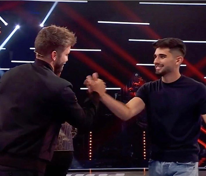 avemariamalaga's tweet photo. Hoy le damos la enhorabuena a nuestro alumno de la Escuela de Música Ave María @juliobenavente_ que ha sido elegido por @pabloalboran para entrar en @LaVozAntena3.

¡Suerte en el programa!🎤

No te pierdas el enlace con la audición de Julio:
https://t.co/BzozUT9qib
#LaVozAntena3 https://t.co/6BTitapg1r