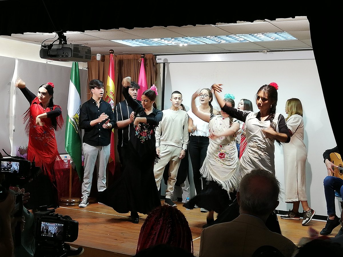 💻👧🏼👦🏻 <a href="/juanBravoBaena/">Juan Bravo Baena</a> ha asistido, junto a @javierimbroda, consejero de <a href="/EducaAnd/">Consejería Desarrollo Educativo y FP</a>, a la presentación del proyecto de la <a href="/FundacionAlala/">Fundación Alalá</a> y <a href="/codeorg/">Code.org</a>, con su fundador, <a href="/hadip/">Hadi Partovi</a>, que acercará la #programación a los jóvenes en riesgo de exclusión del #PolígonoSur de #Sevilla 📷