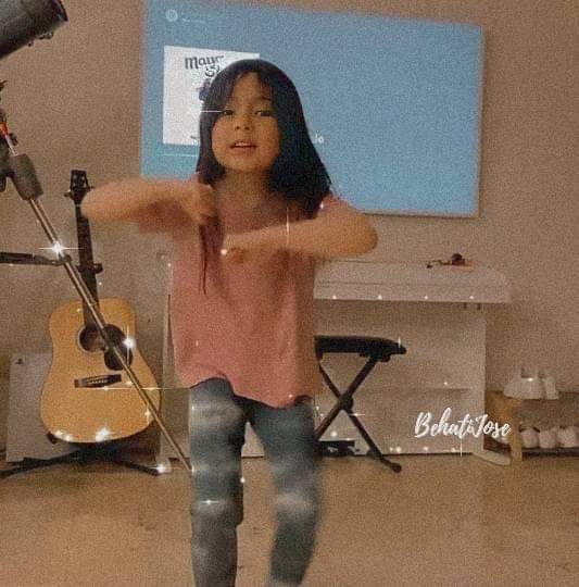 GVO_Mey's tweet photo. Natalia vibin' with their song titled "mayo slide"

Happy7thBirthday NataliaGuerrero https://t.co/EBfTTSpgHU