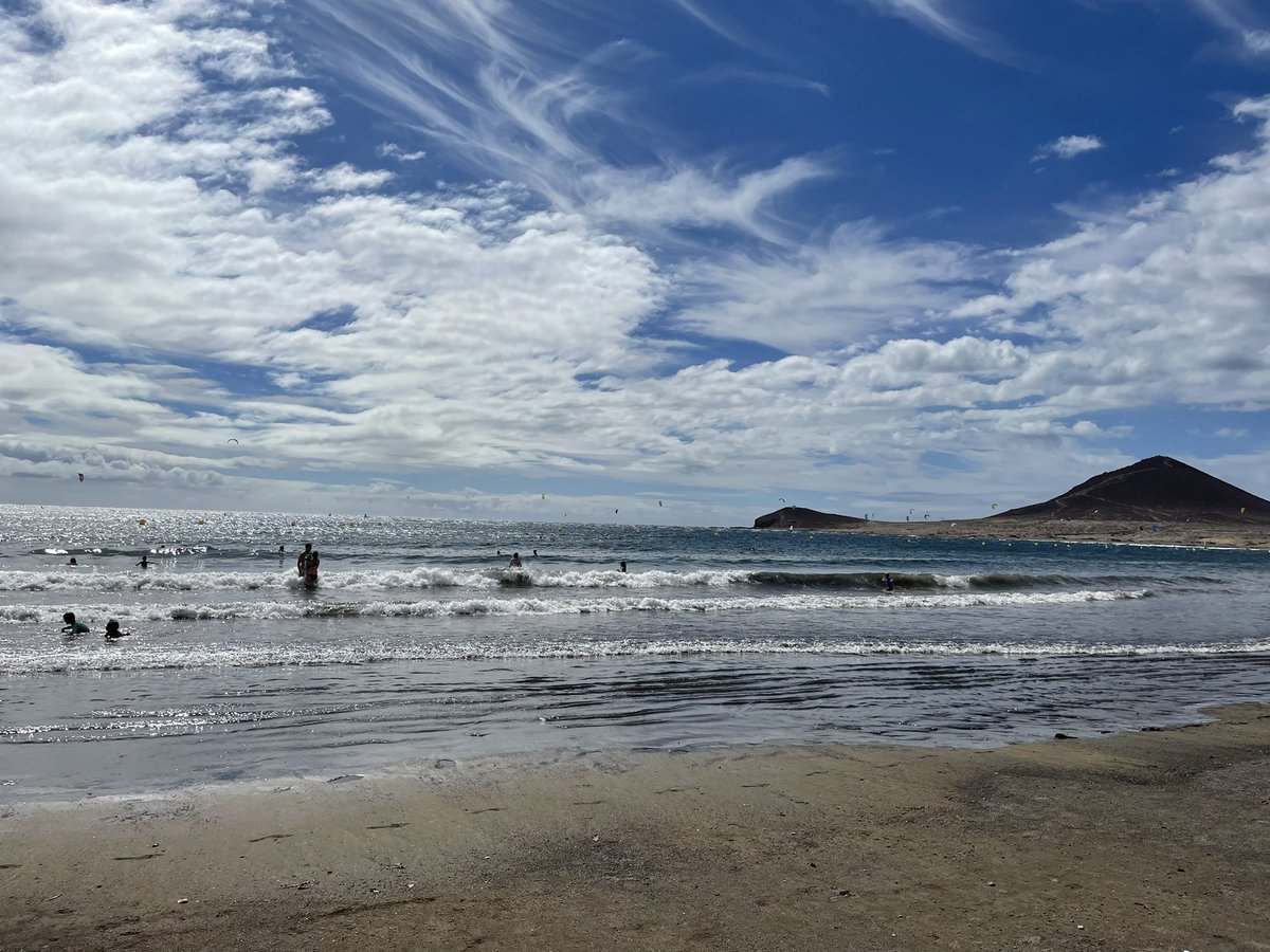 JONAYPRIETO's tweet photo. #Tenerifesur Aquí estamos a una semana de Noviembre y en la playa #ElMedano 26 grados 💙💛💙 https://t.co/VxnVmBjss2