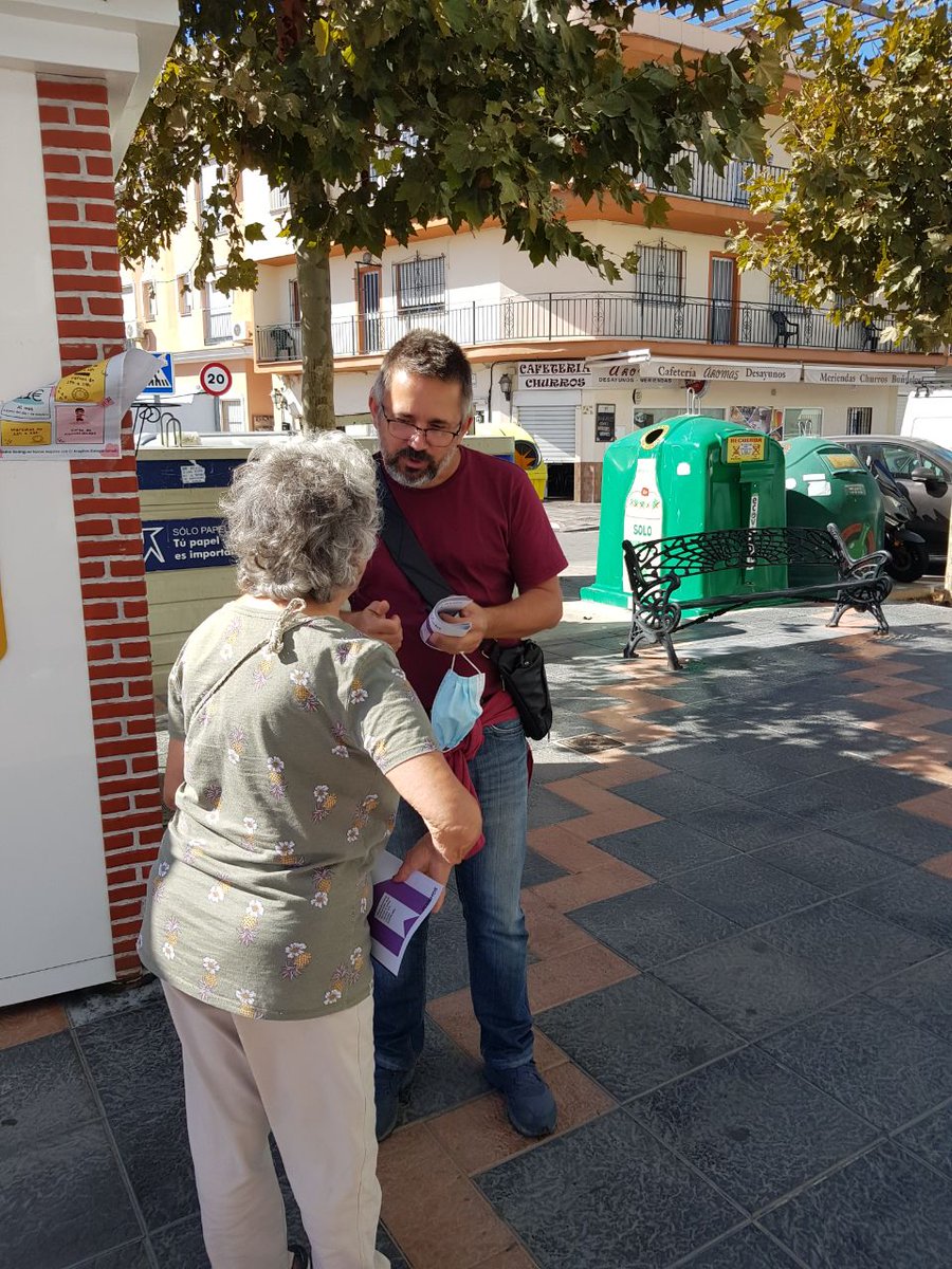 GuilleMayoral_'s tweet photo. Seguimos en las calles defendiendo los derechos de la gente. Salimos a explicar las leyes para regular el precio de los alquileres y rebajar la factura de la luz, detener el chantaje de las eléctricas y crear una empresa pública de energía.
#ContigoAPorMas 
@Podemos_aAND https://t.co/Juh0qA1UsQ