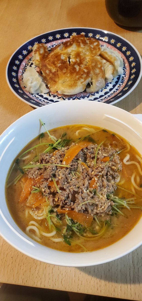 tsuyoshi9100's tweet photo. 今日は味噌ラーメンと餃子😊
また久々のツイートになってもうた😅
やっぱりラーメンには餃子ですねー、すごい合う❗
昔ラーメンと言えば味噌ラーメンしか食べなくて、最近食べる頻度が減ったけど、やっぱ美味しい、またハマりそうや😆❤️
ごちそうさまでした🙇🙏

#晩ご飯　#夜ご飯 https://t.co/mj0eT3UhoF