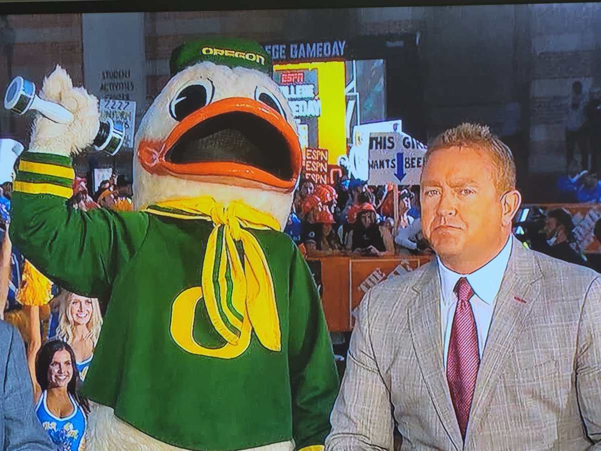 valhalapalace's tweet photo. OMFG The Oregon Duck just did the dumbell jerkoff on Herbstreet during College Gameday. Disrespectful mofo. LMAO.@barstoolsports @UnnecRoughness #AddictedToQuack https://t.co/tkljqQf45f