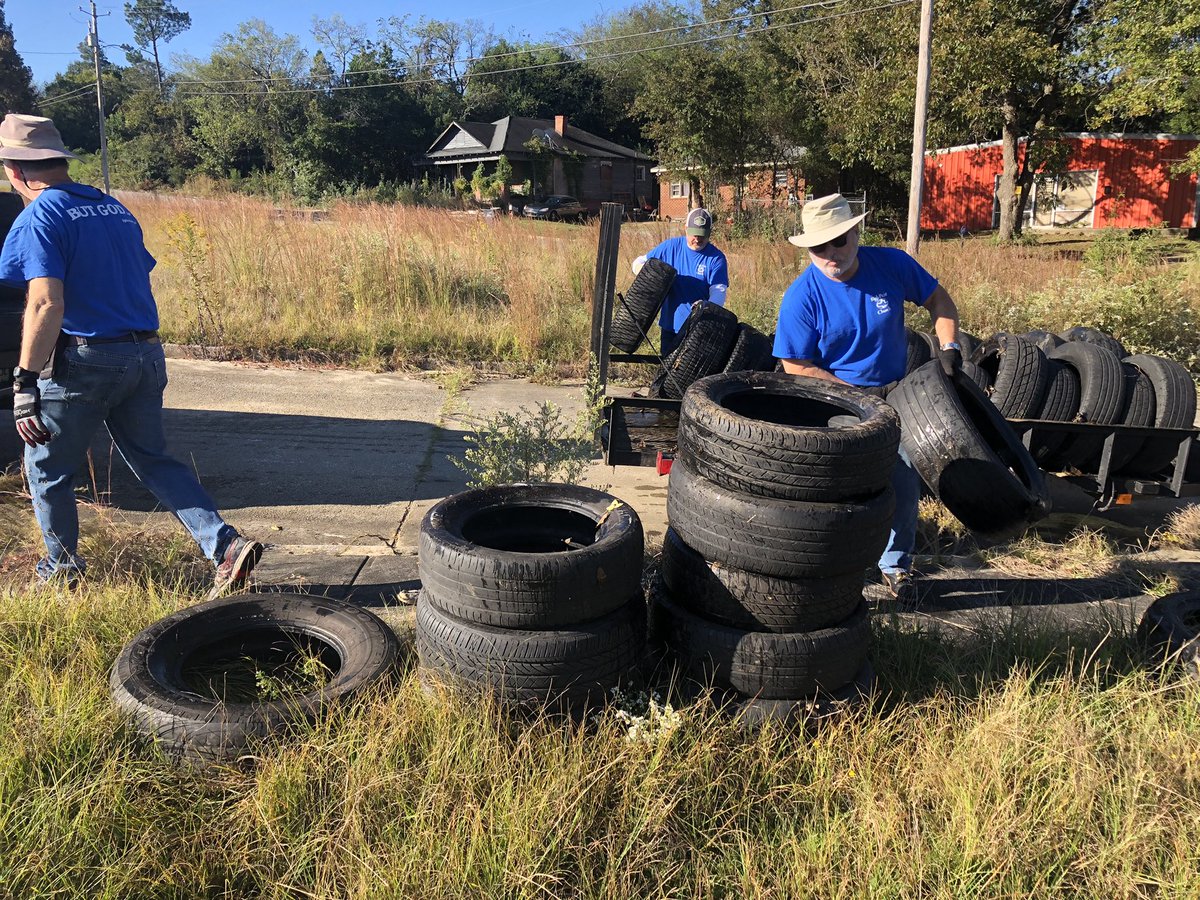 liz_lines's tweet photo. Beautiful day in @MaconBibb for @BeautifulMacon cleanup. Our #HighPointChurch family is hitting the streets. Crew also clearing blighted house. @Thankslester1 https://t.co/0lqQUGSnlD