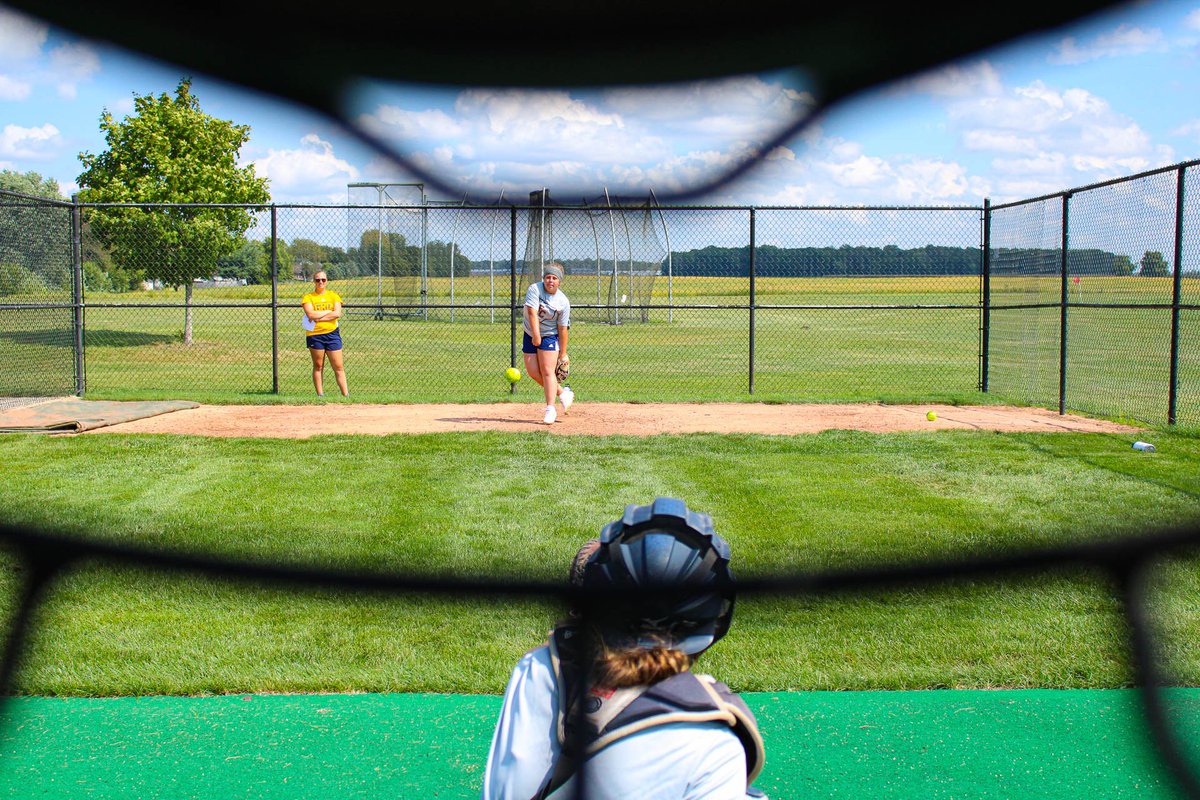 Is it softball season yet? 
😬🐻🥎 

We miss our team! Also Sydney Bostic’s 📸 skills are too good! #TeamGriz