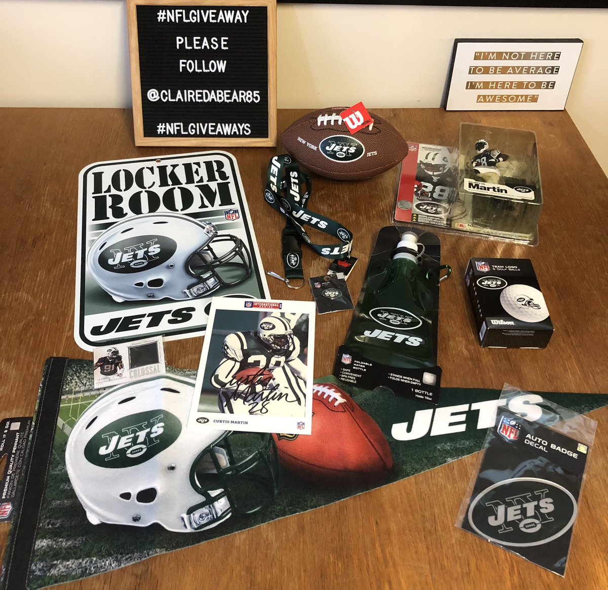 #TakeFlight Jets #NFLGIVEAWAY To #win this #prize lot pack full of #Jets #Throwback #SWAG inc a #SIGNED pic by Curtis Martin. You MUST be following <a href="/clairedabear85/">Claire Da Bear</a> &amp; RT this link. This #Giveaway will run till the 29/10 &amp; is open 2 ALL #NFL fans globally #NFLUK #NFLTwitter