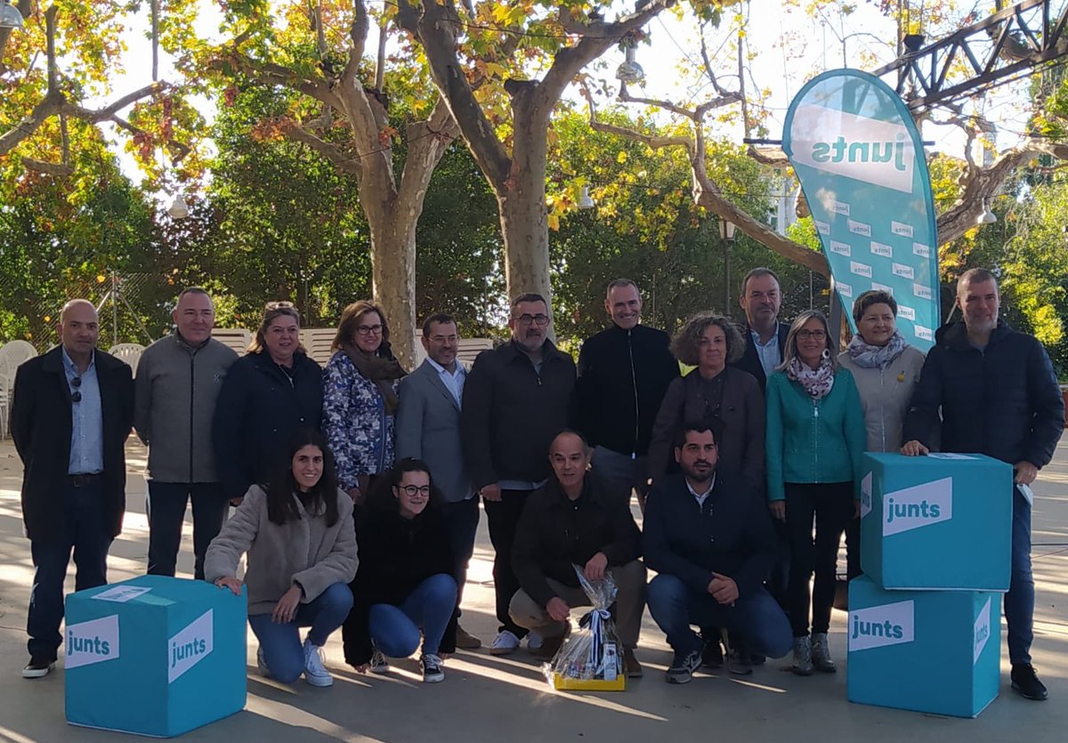 JuntsxCAT_Reus's tweet photo. 📸L’Executiva de #JuntsReus hem donat suport a la presentació de #JuntsxRiudoms, amb un centenar d’assistents.
💪🏽Enhorabona i compteu amb naltros per fer un #BaixCamp on Junts lideri el procés cap a les #municipals2023 i la independència de Catalunya!
#JuntsxReus #JuntsxCatReus https://t.co/rEcBy8KDJZ