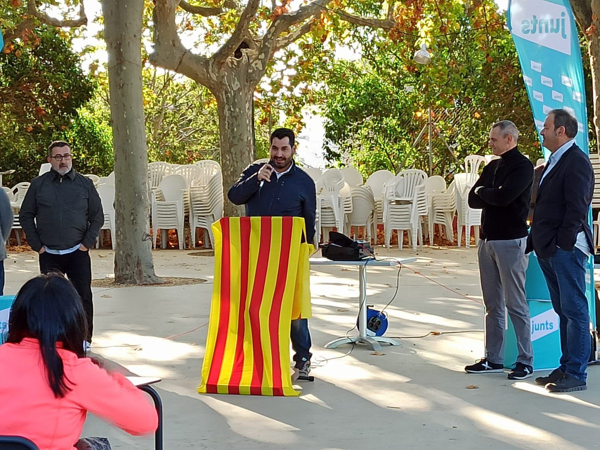 JuntsxCAT_Reus's tweet photo. 📸L’Executiva de #JuntsReus hem donat suport a la presentació de #JuntsxRiudoms, amb un centenar d’assistents.
💪🏽Enhorabona i compteu amb naltros per fer un #BaixCamp on Junts lideri el procés cap a les #municipals2023 i la independència de Catalunya!
#JuntsxReus #JuntsxCatReus https://t.co/rEcBy8KDJZ