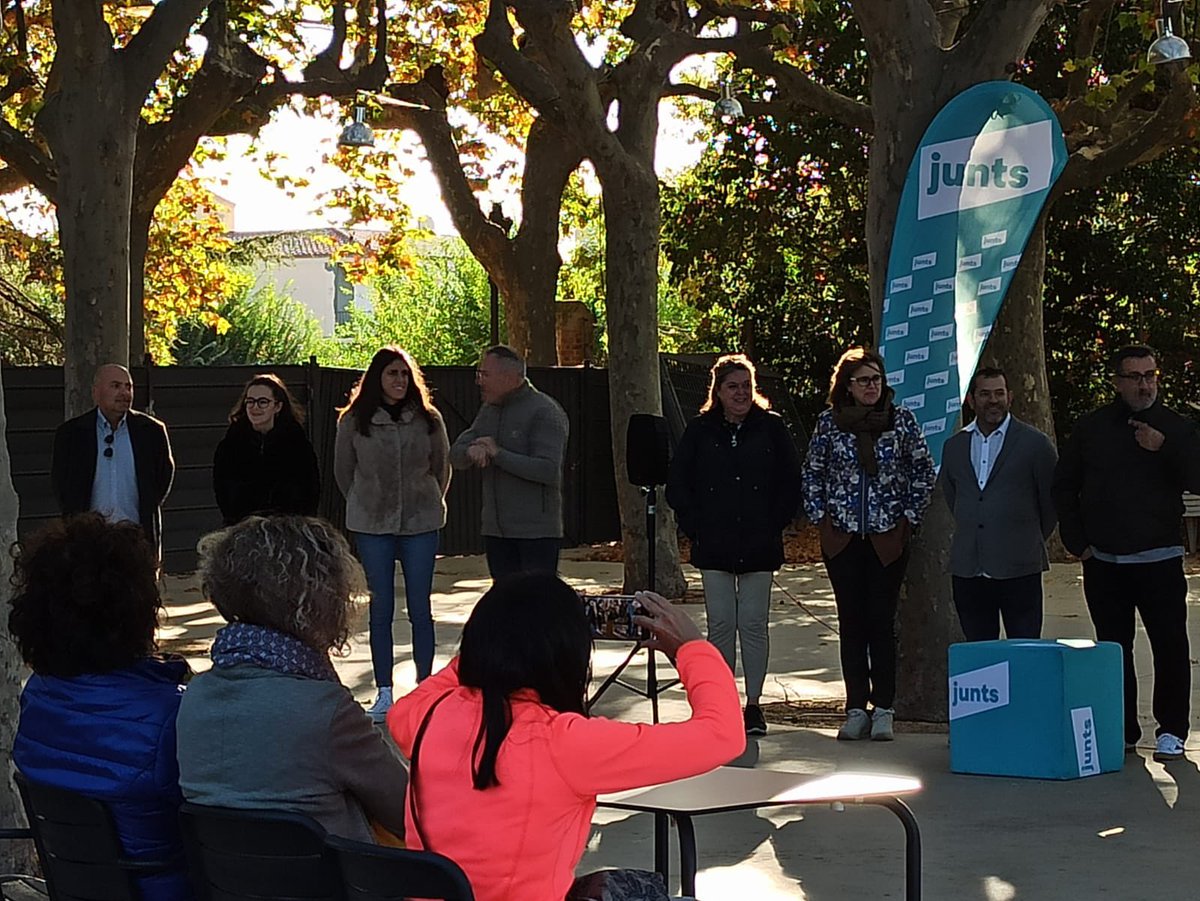 JuntsxCAT_Reus's tweet photo. 📸L’Executiva de #JuntsReus hem donat suport a la presentació de #JuntsxRiudoms, amb un centenar d’assistents.
💪🏽Enhorabona i compteu amb naltros per fer un #BaixCamp on Junts lideri el procés cap a les #municipals2023 i la independència de Catalunya!
#JuntsxReus #JuntsxCatReus https://t.co/rEcBy8KDJZ