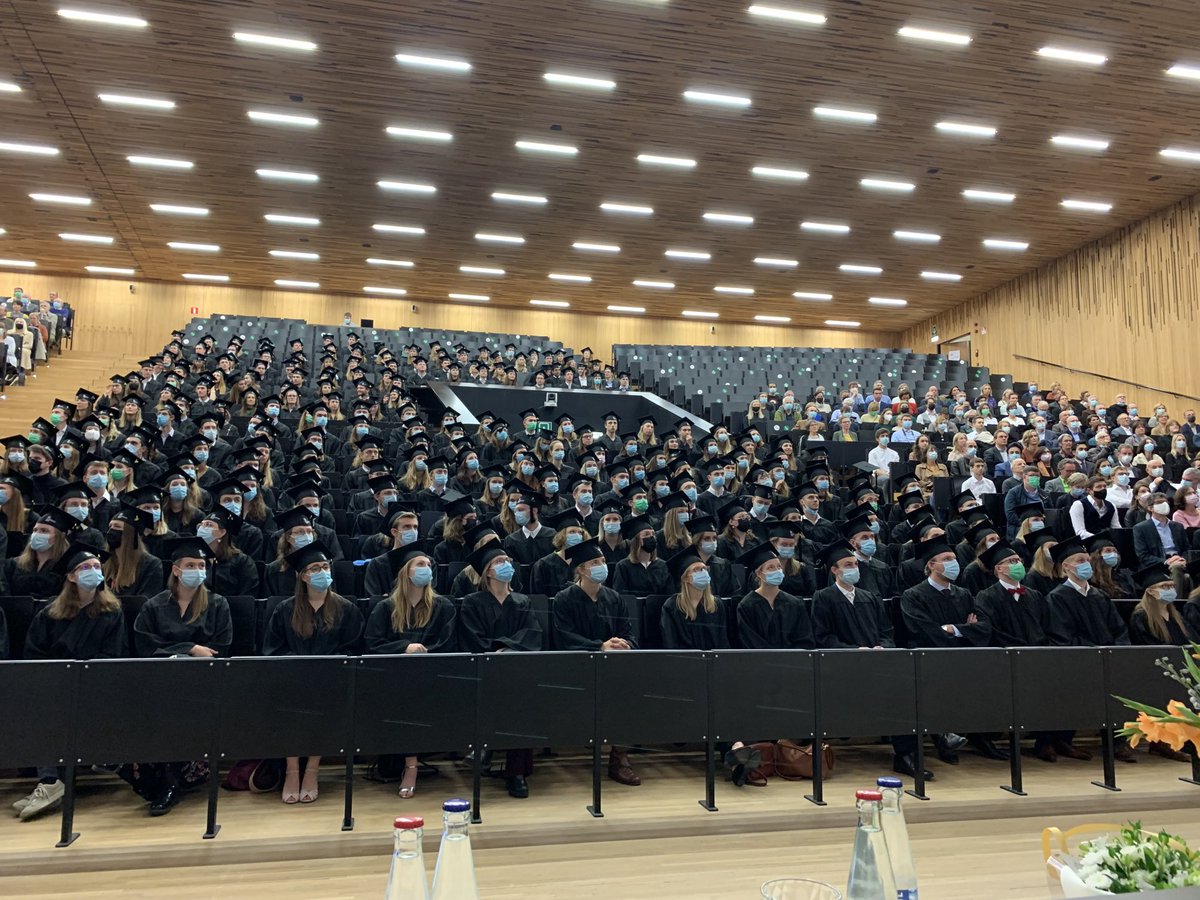 HoebekePiet's tweet photo. En we gaan door met de masters geneeskunde ⁦@ugent_fge⁩ ⁦@ugent⁩  lichting AJ 2019-2020 proficiat 🍾 https://t.co/BJfoQrHIOB