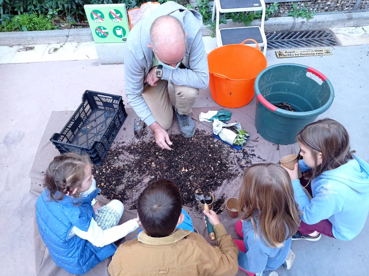 boscturull's tweet photo. Aquest matí hem obert la compostadora del #PuntVerd de #Vallcarca, per 1a vegada!
Hem garbellat el #compost i l'hem repartit en bossetes a les persones participants.
I la canalla ha gaudit alimentant els cucs i plantant enciams!
#CompostatgeComunitari https://t.co/CwVWUf0ESy