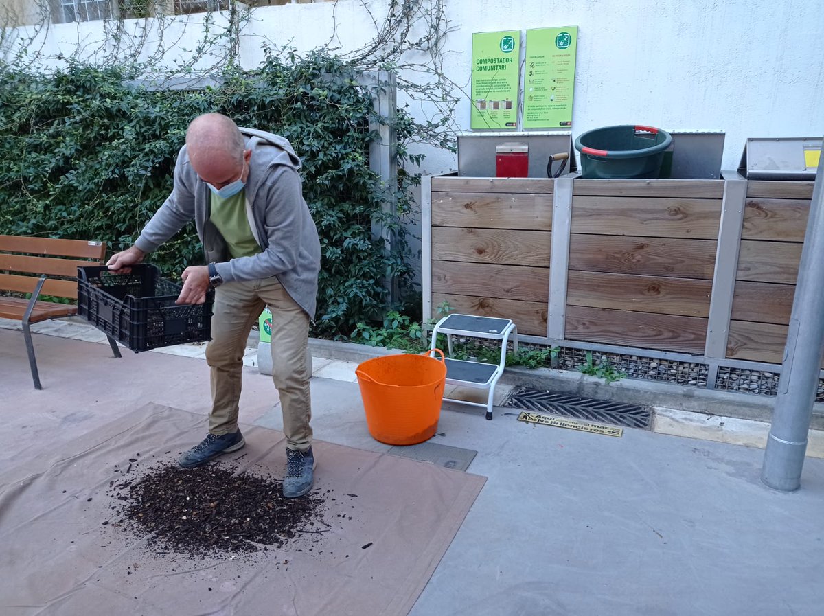 boscturull's tweet photo. Aquest matí hem obert la compostadora del #PuntVerd de #Vallcarca, per 1a vegada!
Hem garbellat el #compost i l'hem repartit en bossetes a les persones participants.
I la canalla ha gaudit alimentant els cucs i plantant enciams!
#CompostatgeComunitari https://t.co/CwVWUf0ESy