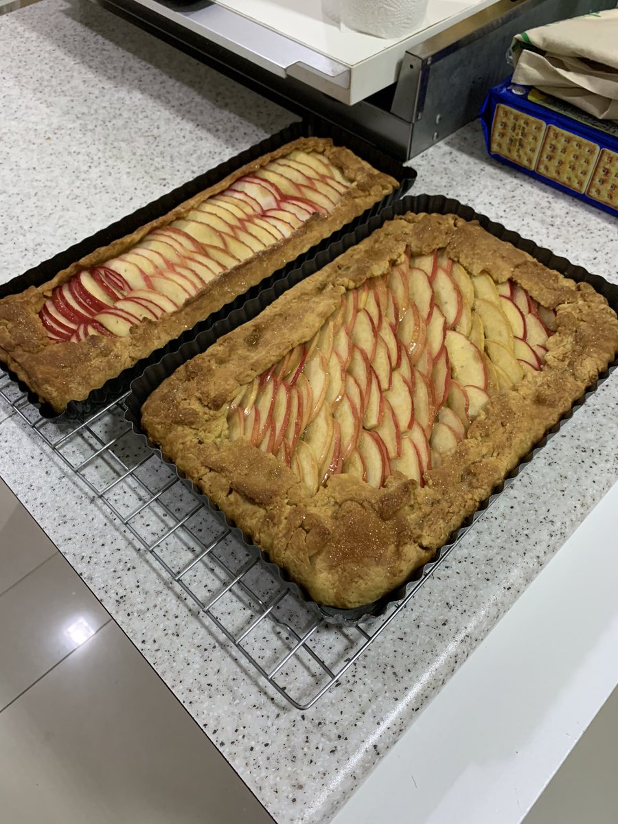 xiiinam937's tweet photo. I was… stress baking @rainingmeteors1 😅 #galette #pinkladyapple https://t.co/U7FgRL2vSD