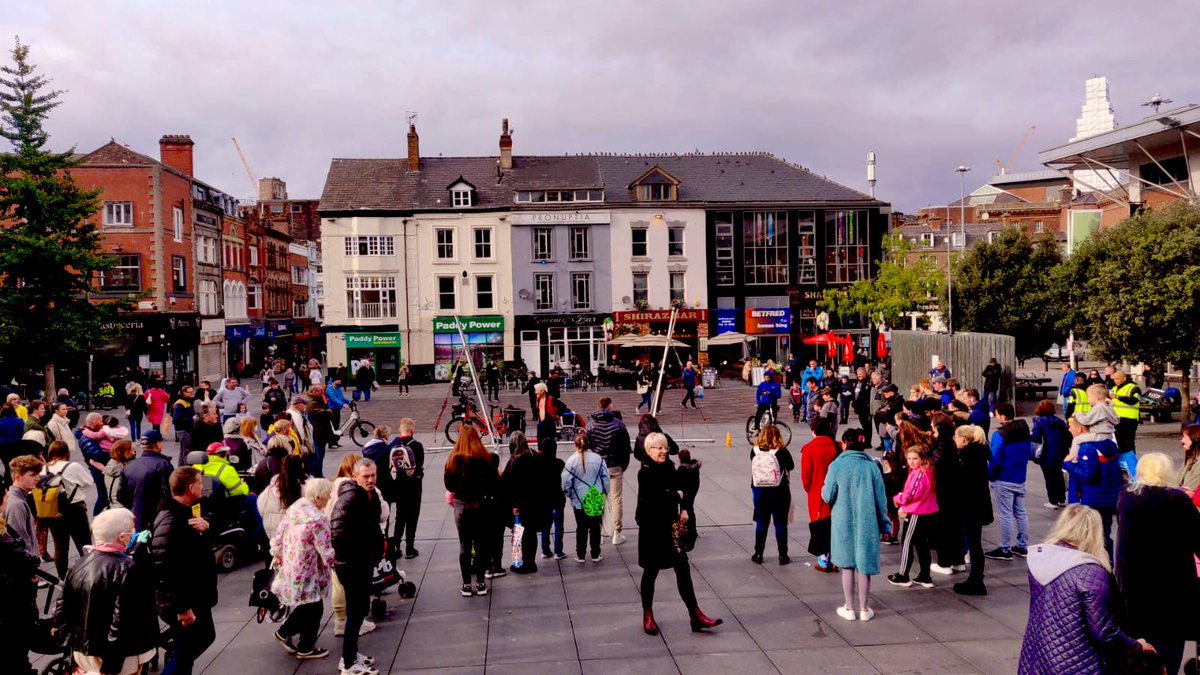 fringe_lpool's tweet photo. A favourite of the Edinburgh Fringe and Covent Garden bringing his dizzying acrobatics to Williamson Square #Liverpool! Kwabana Lyndsay at the @fringe_lpool Our slack rope walker- bringer of streettheatre delights! @TheGuideLpool @LpoolBIDcompany @CultureLPool https://t.co/aiIsM3g49N
