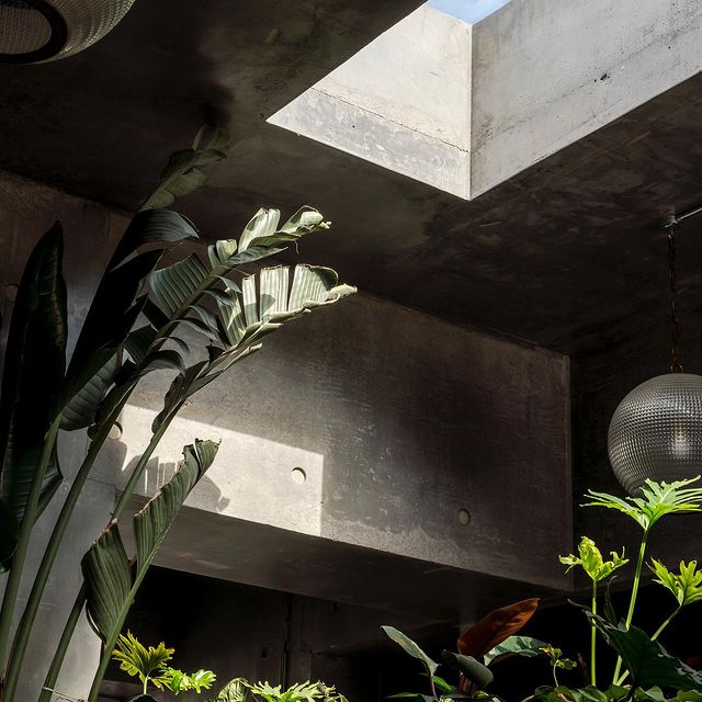 The right glazing compliments, but does not distract from, a design.

📸: instagram.com/concretehouses…