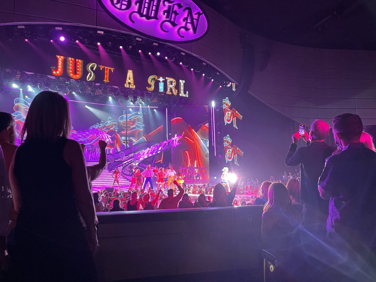 cbiffaz's tweet photo. @gwenstefani  you were amazing, even with boogers! Haha Vegas show 50! https://t.co/9fIvZ8KA7d