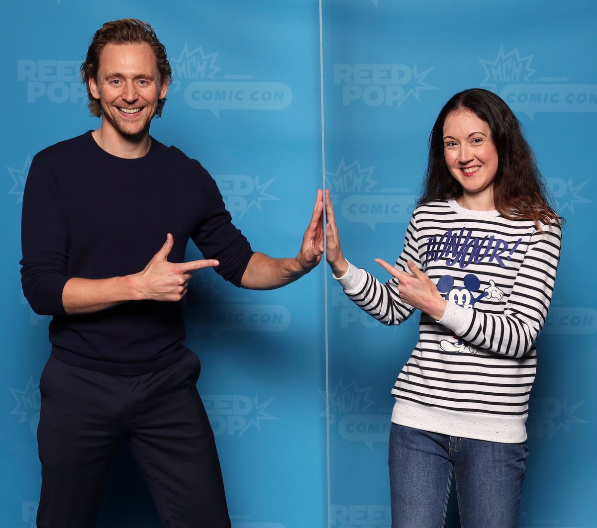 LokiSerieBR's tweet photo. Mais fotos de Tom Hiddleston com fãs! (2/2) https://t.co/6vFAjIWMpV
