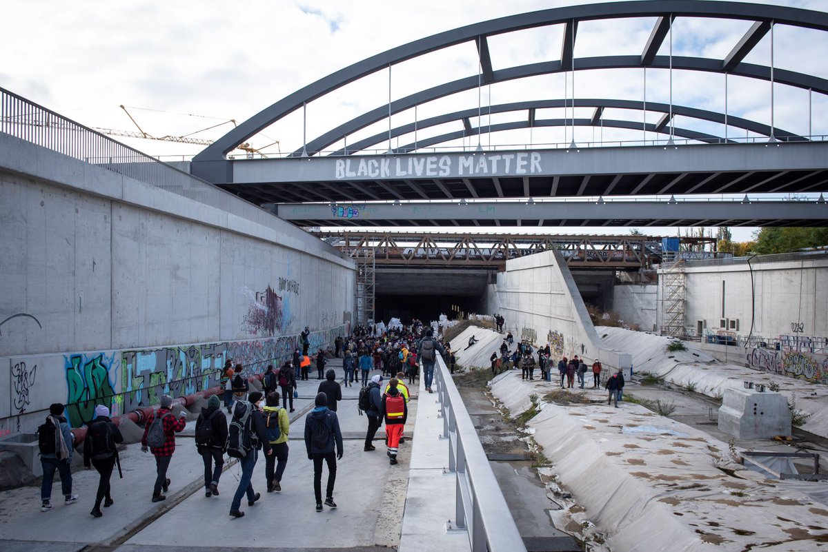 ExtinctionR_DE's tweet photo. @GerechtigkJetzt The expansion and construction of highways in times of climate crisis and ecological collapse are massivly destructive. 

No more backward-looking transport policy! Cities for people, instead of cars! (2/2)

#ActNow #JusticeNow https://t.co/NBB8rgmbjj
