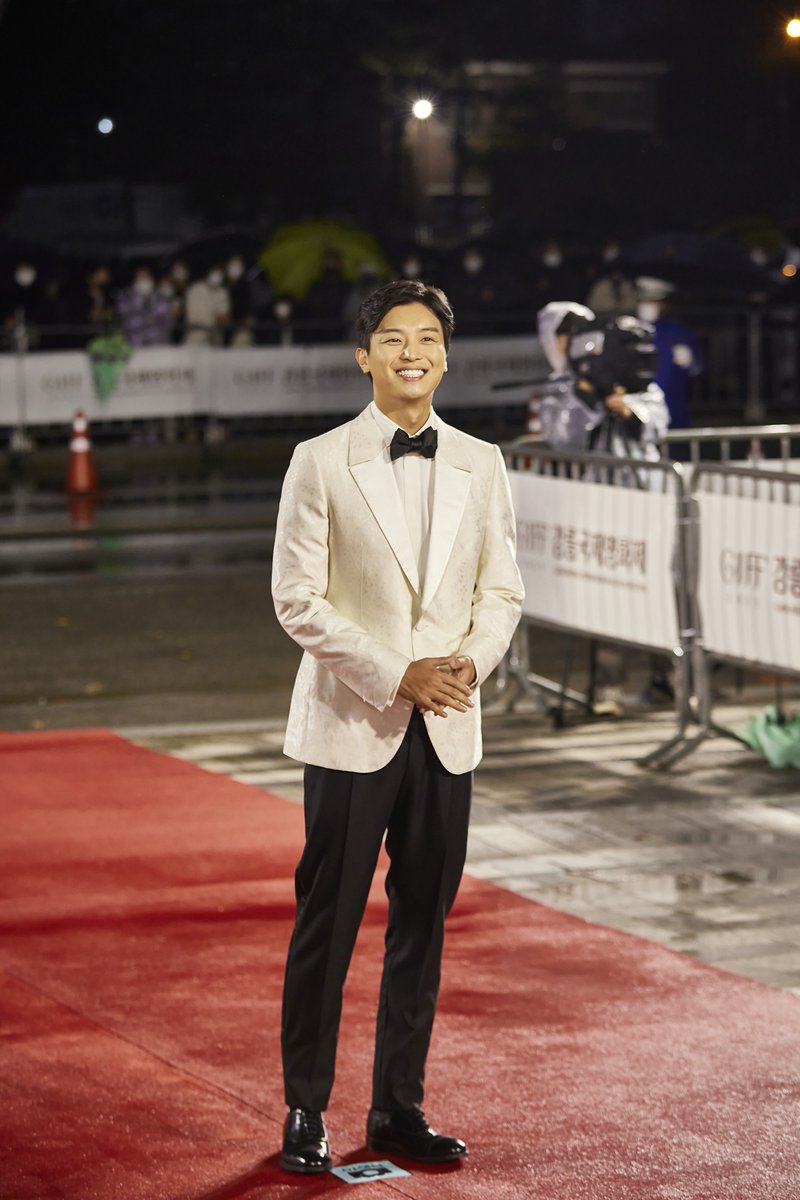 GIFF_Kr's tweet photo. #GIFF_PIC
아니 벌써 어제 개막식이 24시간 전이었단거 실화인가요...죽어도 못봉회 내가 널 어떻게 봉회😭 야근 중인 기프지기 폭주 갑니다! 칙칙폭폭 #연우진 #강릉국제영화제 https://t.co/BYdNeIiOWi