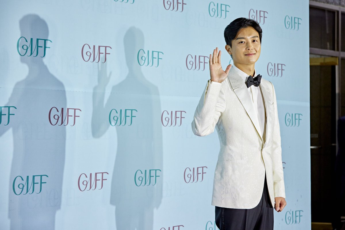 GIFF_Kr's tweet photo. #GIFF_PIC
아니 벌써 어제 개막식이 24시간 전이었단거 실화인가요...죽어도 못봉회 내가 널 어떻게 봉회😭 야근 중인 기프지기 폭주 갑니다! 칙칙폭폭 #연우진 #강릉국제영화제 https://t.co/BYdNeIiOWi