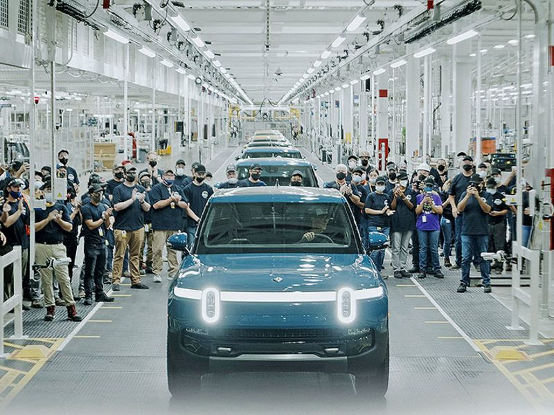 MotoringChat's tweet image. Rivian expects Q3 net loss of about $1.2 billion on higher production costs for debut EV autonews.com/automakers-sup…